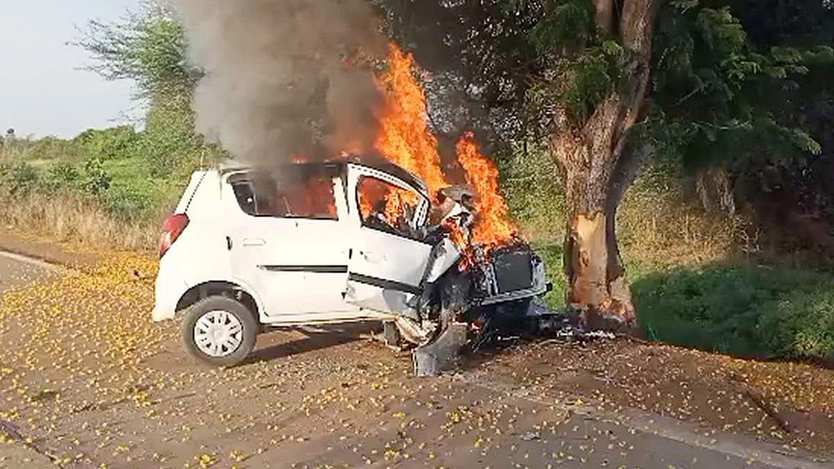 மரத்தின் மீது மோதிய கார்..  தீ பிடித்து எரிந்ததால் ஒரே குடும்பத்தைச் சேர்ந்த 4 பேர் உடல் கருகி பலி!