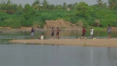 கொடுமுடி காவிரி ஆற்றில் மூழ்கி  தந்தை - மகன் பலி.. விடுமுறையை கொண்டாட வந்த இடத்தில் நடந்த சோகம்!