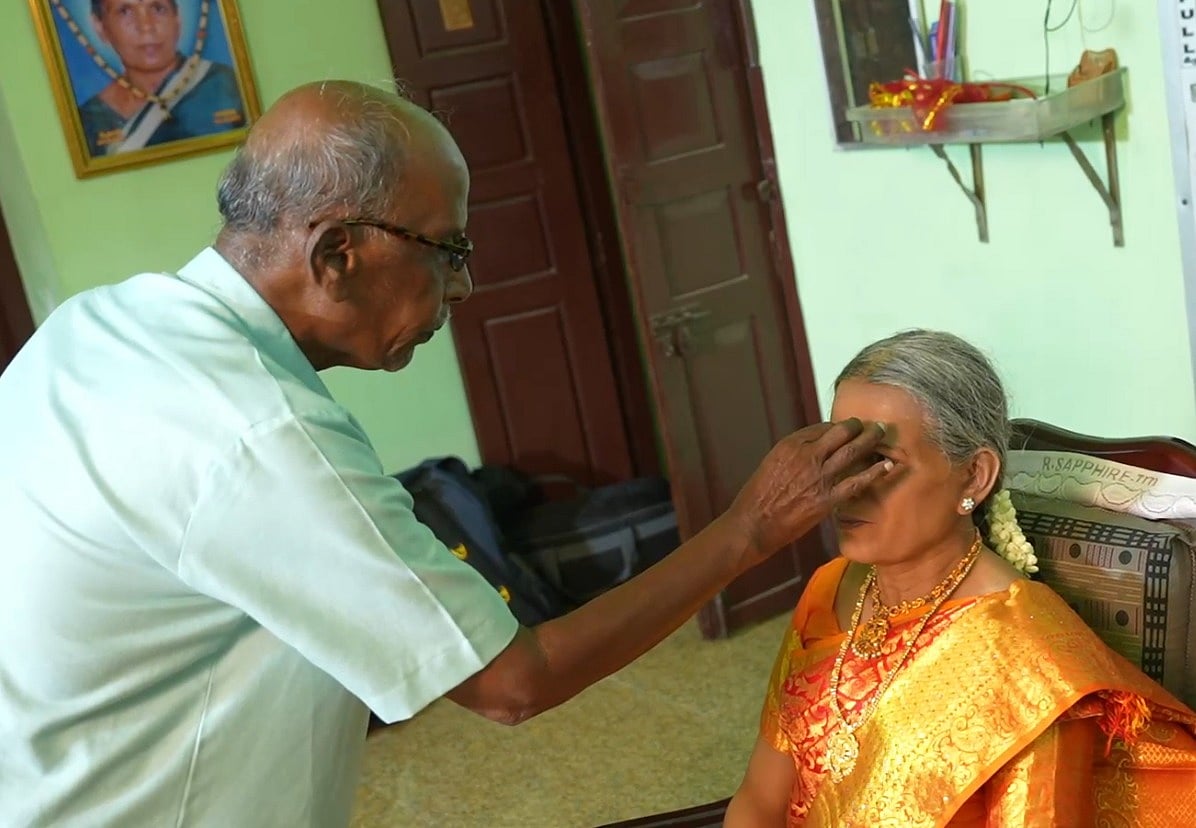 வெளியே வெண்கலம்.. உள்ளே சிலிக்கான்.. இறந்த மனைவிக்கு சிலை வைத்த 70 வயது முதியவர்:நினைவு நாளில் நெகிழ்ச்சி