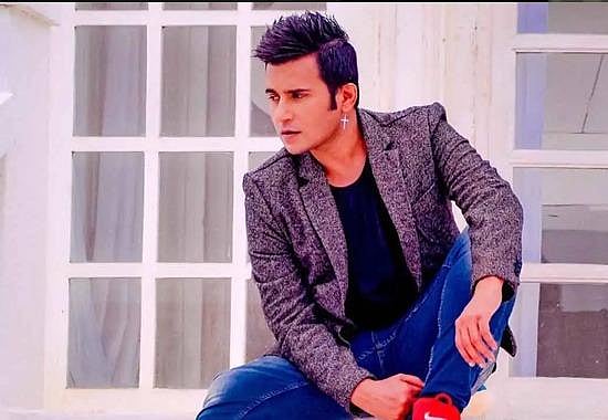 மர்மமான முறையில் கழிவறையில் இறந்து கிடந்த பிரபல நடிகர்.. அதிர்ச்சியில் திரையுலகம்.. போலிஸார் விசாரணை !