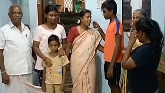 56 வயதில் 10ம் வகுப்பு பொதுத்தேர்வில் தேர்ச்சி பெற்று அசத்திய பெண்.. எந்த மாவட்டத்தில் தெரியுமா?