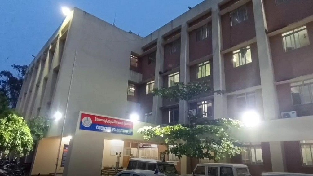 செல்போனுக்கு வந்த link .. கிளிக் செய்தவரின் வங்கியில் இருந்து மாயமான பணம் : போலிஸ் விசாரணையில் பகீர்!