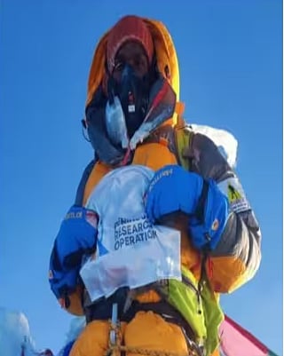 எவரெஸ்ட் உச்சியில் ஏறி வெற்றிக்கொடிய நாட்டிய தமிழன்.. மீனவ இளைஞரின் வெற்றிக்கதை !