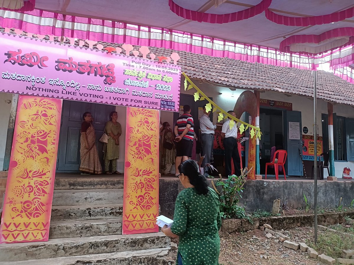 “மதவாத அரசியலுக்கு எதிராக..” : பாஜகவை ஆட்டம் காண வைத்த ஒற்றை ட்வீட் - முதல் ஆளாக வாக்களித்த பிரகாஷ் ராஜ்!