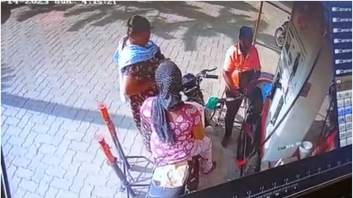 மக்களே எச்சரிக்கை ! பெட்ரோல் பங்கில் மொபைல் போன்.. திடீரென பற்றிய தீ.. இளம்பெண் பரிதாப பலி !