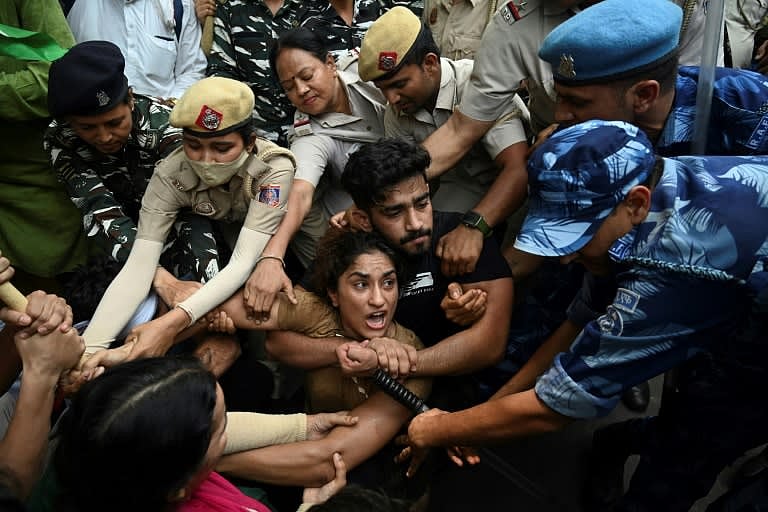 ”முடிசூட்டு விழா முடிந்ததும் மன்னர் தெருக்களில் பொதுமக்களின் குரலை நசுக்குகிறார்”- ராகுல் காந்தி கண்டனம்!