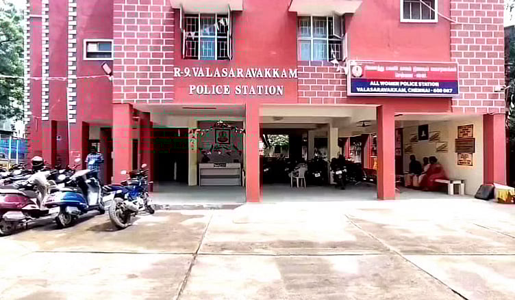 “பெண்களை ஆபாசமாக புகைப்படமெடுத்து, பணம் கேட்டு மிரட்டல் - பாஜக பிரமுகர் கைது” : விசாரணையில் பகீர் தகவல்!