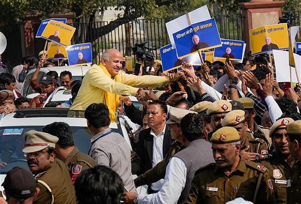 CBI நீதிமன்றத்தில் மனிஷ் சிசோடியாவின் கழுத்தை பிடித்து இழுத்து சென்ற டெல்லி போலிஸ்: ஆம் ஆத்மி கண்டனம்!