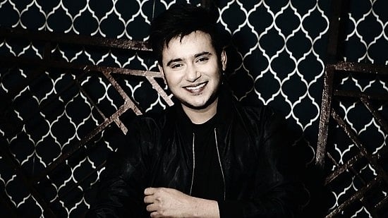 மர்மமான முறையில் கழிவறையில் இறந்து கிடந்த பிரபல நடிகர்.. அதிர்ச்சியில் திரையுலகம்.. போலிஸார் விசாரணை !