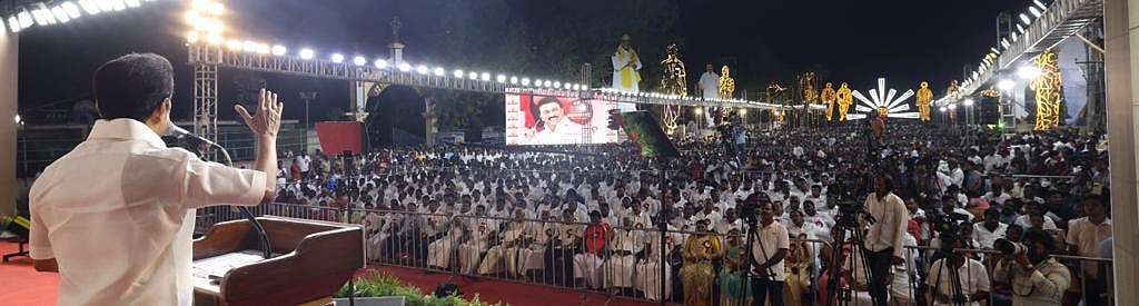 திராவிட மாடல் அரசின் 2 ஆண்டு சாதனை விளக்கப் பொதுக்கூட்டம் - முதலமைச்சரின் புகைப்படத் தொகுப்பு ! 