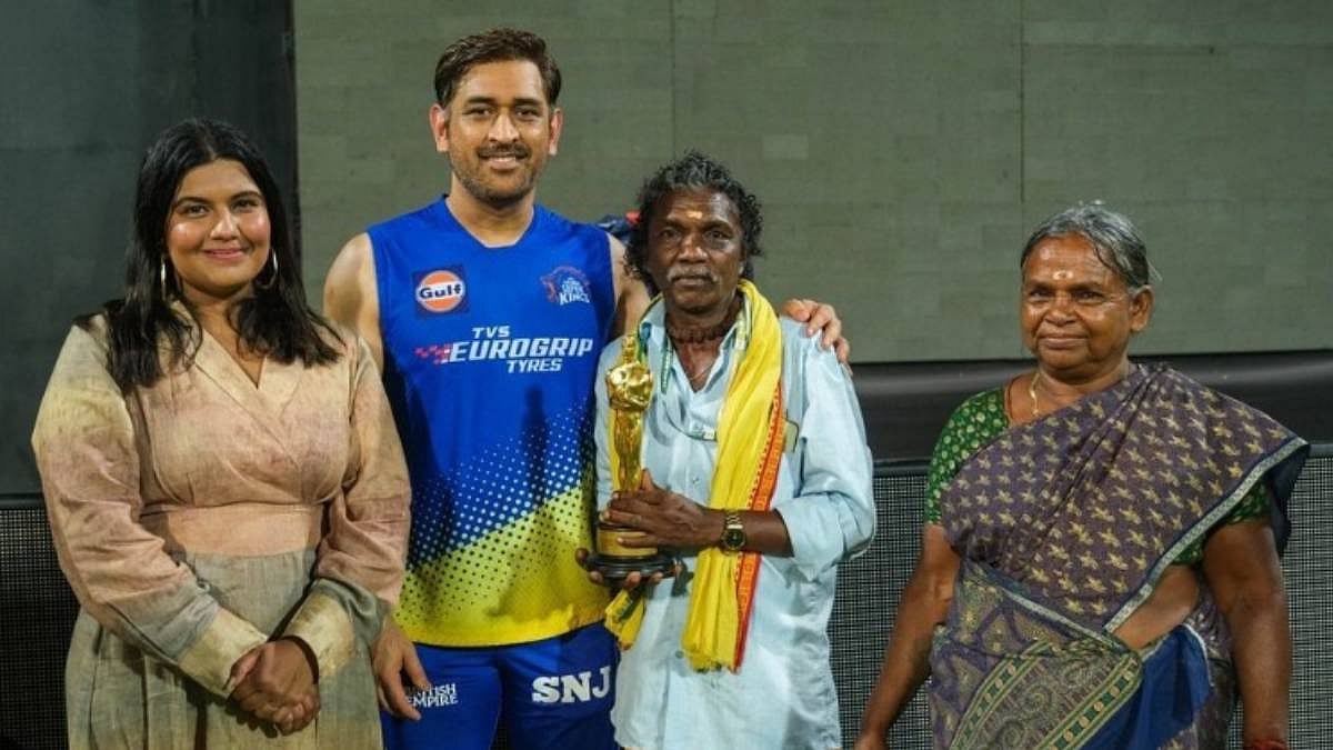 ஆஸ்கர் நாயகர்கள் பொம்மன்-பெள்ளியுடன் தோனி ! -CSK சார்பில் வழங்கப்பட்ட பரிசு என்ன தெரியுமா ? 