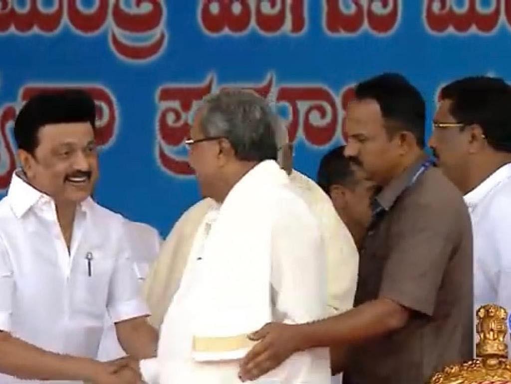 முதல்வராக சித்தராமையா, துணை முதல்வராக டி.கே.சிவக்குமார் பதவியேற்பு: கர்நாடகாவில் அமைந்தது காங்கிரஸ் ஆட்சி