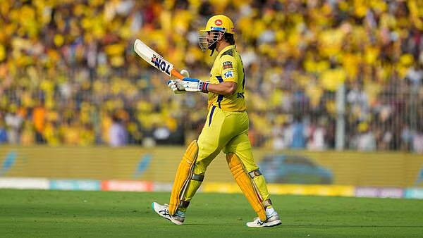 "அவர் என்னைப்போல் பல மில்லியன் மக்களுக்கு ஹீரோ" -தோனியை புகழ்ந்த பிரபல இங்கிலாந்து வீரர் !