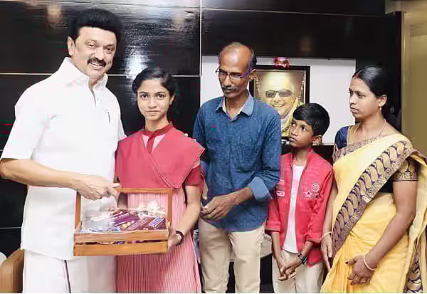 சொன்னதை செய்த கவிஞர் வைரமுத்து.. மாணவி நந்தினி வீட்டுக்கு சென்று தங்க பேனாவை வழங்கினார் !