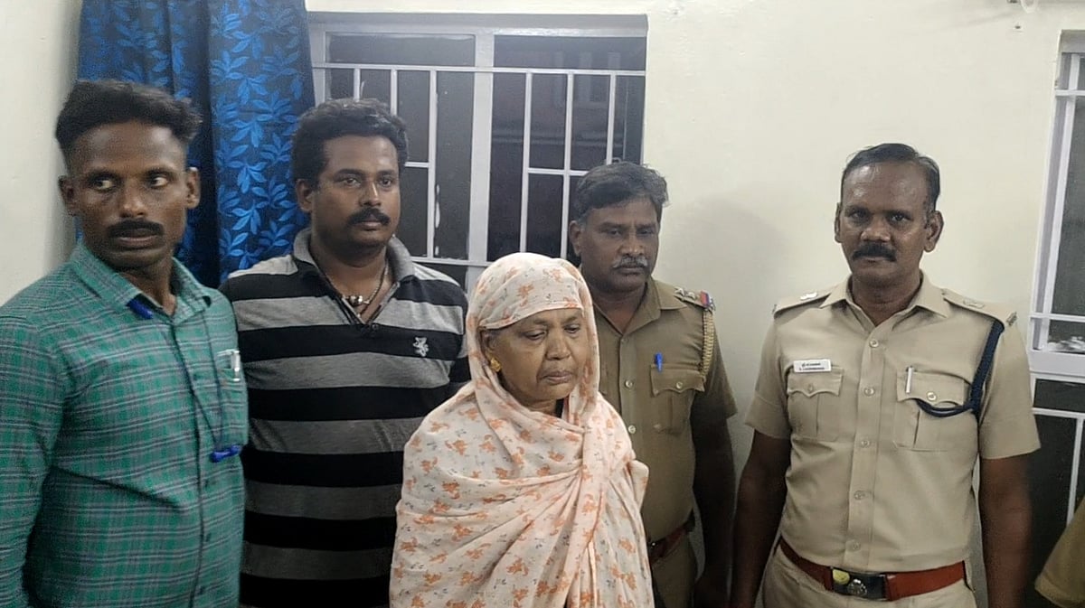 பேரம் பேசிக்கொண்டே தங்க நகைகளை தவறவிட்ட 63 வயது மூதாட்டி.. மீட்டுக்கொடுத்த போலிசாருக்கு குவியும் பாராட்டு