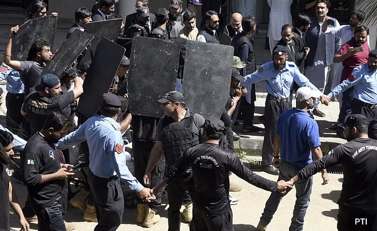 ஆளும் கட்சியால் உடைக்கப்பட்ட உச்சநீதிமன்ற கேட்: தலைமை நீதிபதிக்கு எதிராக தீர்மானம்- பரபரப்பில் பாகிஸ்தான்