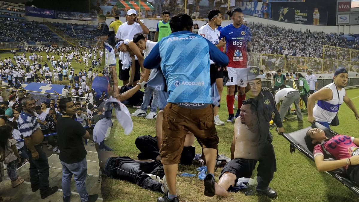 கால்பந்து மைதானத்தில் ஏற்பட்ட நெரிசல்..மூச்சித்திணறி விழுந்த ரசிகர்கள்.. 12 பேர் பலியானதால் அதிர்ச்சி ! 