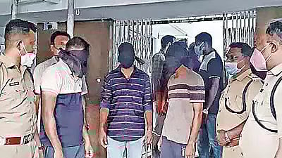 கடந்த ஆண்டு இந்தியாவையே உலுக்கிய சம்பவம்.. புகாரளித்த பெண் படுகொலை.. கணவர் தற்கொலை முயற்சி! நடந்தது என்ன?