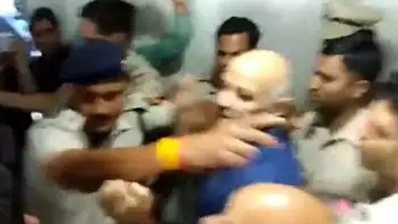 CBI நீதிமன்றத்தில் மனிஷ் சிசோடியாவின் கழுத்தை பிடித்து இழுத்து சென்ற டெல்லி போலிஸ்: ஆம் ஆத்மி கண்டனம்!