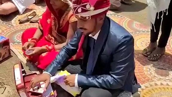 புதிய தம்பதிகளுக்கு ஆணுறைகள், கருத்தடை மாத்திரைகள் வழங்கிய பா.ஜ.க அரசு.. இலவச திருமண திட்டத்தில் அவலம்!