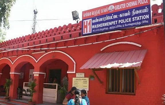 மக்களே உஷார்.. சார்ஜ் போட்டபடியே செல்போனில் பேசிய வாலிபருக்கு நடந்த துயரம்!