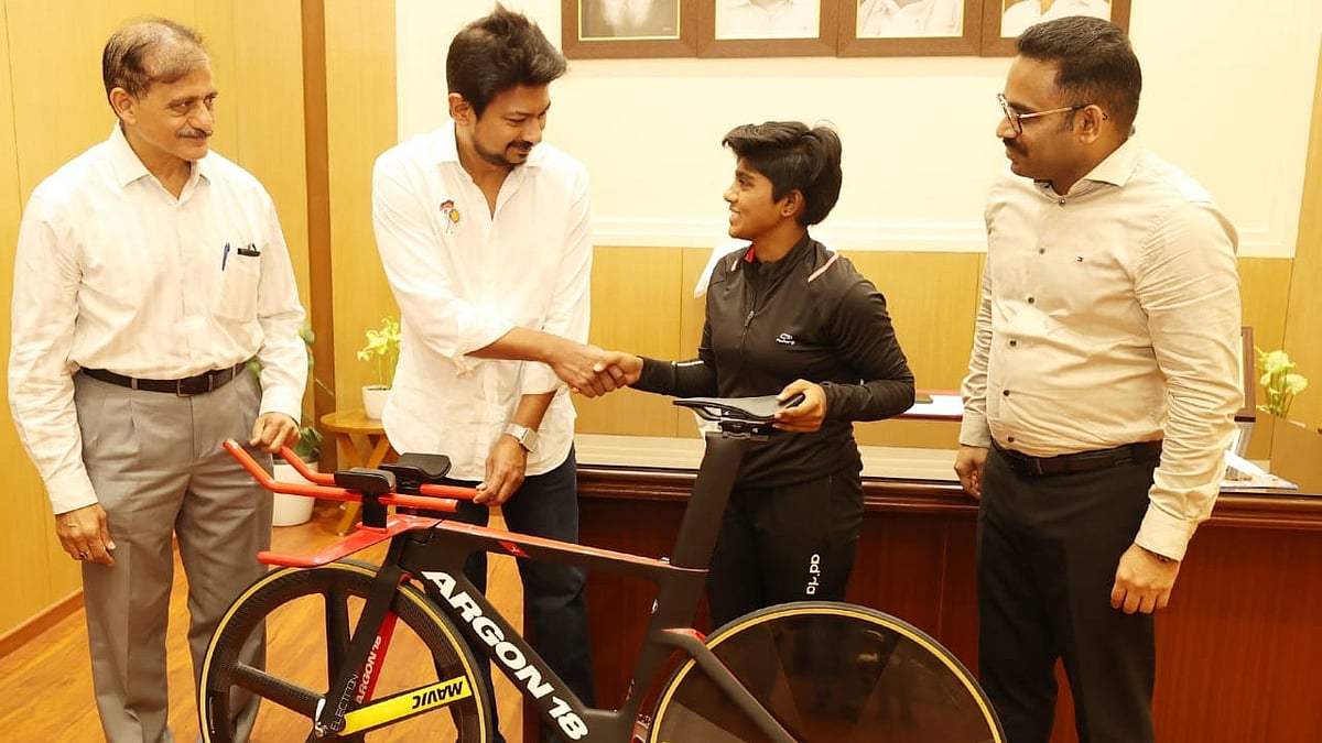 கோரிக்கை வைத்த மிதிவண்டி வீராங்கனை.. ரூ.13.99 லட்சத்தில் நவீன சைக்கிள் வழங்கிய அமைச்சர் உதயநிதி ஸ்டாலின்!
