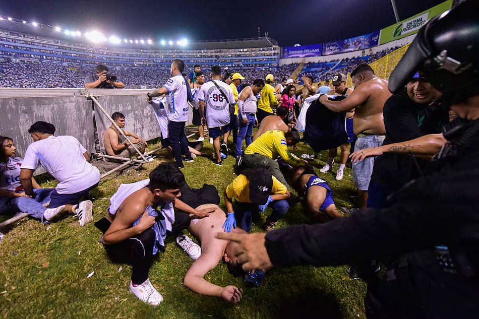 கால்பந்து மைதானத்தில் ஏற்பட்ட நெரிசல்..மூச்சித்திணறி விழுந்த ரசிகர்கள்.. 12 பேர் பலியானதால் அதிர்ச்சி ! 