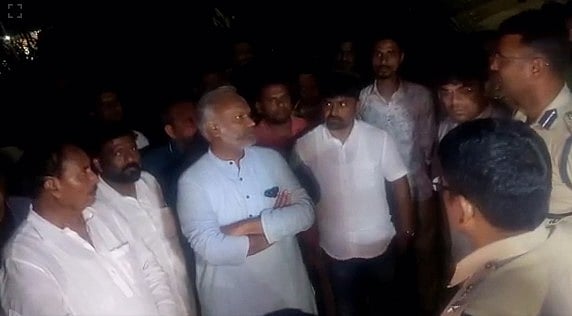 நாளை வாக்குப்பதிவு.. தோல்வி பயத்தில் பணப்பட்டுவாடா: பா.ஜ.க நிர்வாகியை துரத்தி பிடித்த மாவட்ட ஆட்சியர்!