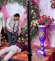 அடுத்தடுத்து நிகழும் திடீர் மரணங்கள்.. திருமண மேடையில் நடனமாடிய நபர் மாரடைப்பால் பலி - பகீர் வீடியோ !