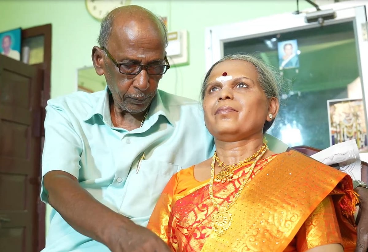 வெளியே வெண்கலம்.. உள்ளே சிலிக்கான்.. இறந்த மனைவிக்கு சிலை வைத்த 70 வயது முதியவர்:நினைவு நாளில் நெகிழ்ச்சி