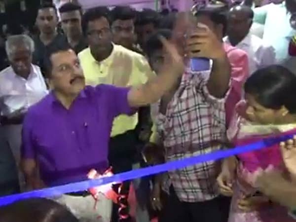 ஏர்போர்ட்டில் வைத்து ரசிகரிடம் மோசமாக நடந்துகொண்ட ஷாருக்கான்.. வீடியோவுக்கு குவியும் கண்டனங்கள் !