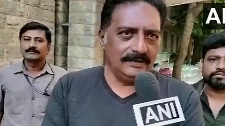 “மதவாத அரசியலுக்கு எதிராக..” : பாஜகவை ஆட்டம் காண வைத்த ஒற்றை ட்வீட் - முதல் ஆளாக வாக்களித்த பிரகாஷ் ராஜ்!