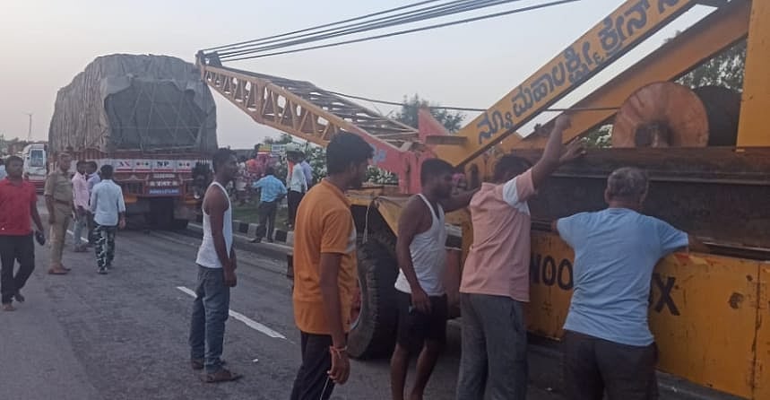 நேருக்கு நேர் மோதிய கார் - லாரி.. அப்பளமாக நொறுங்கிய கார்.. குழந்தைகள் உள்ளிட்ட 6 பேர் பரிதாப பலி ! 