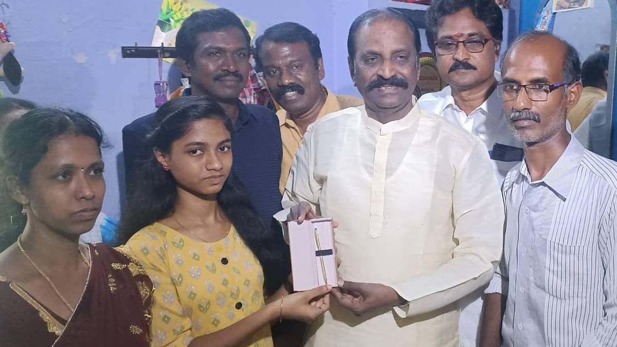 சொன்னதை செய்த கவிஞர் வைரமுத்து.. மாணவி நந்தினி வீட்டுக்கு சென்று தங்க பேனாவை வழங்கினார் !