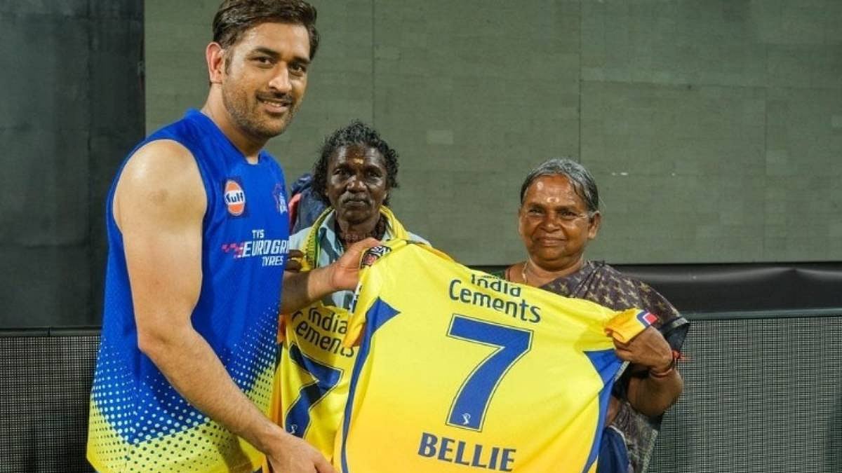 ஆஸ்கர் நாயகர்கள் பொம்மன்-பெள்ளியுடன் தோனி ! -CSK சார்பில் வழங்கப்பட்ட பரிசு என்ன தெரியுமா ? 
