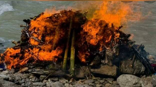 பல ஆண்டுகளாக தொடரும் பள்ளி நட்பு.. இறந்த நண்பனை எரித்த அதே தீயில் விழுந்து உயிரை மாய்த்து கொண்ட நண்பர் !