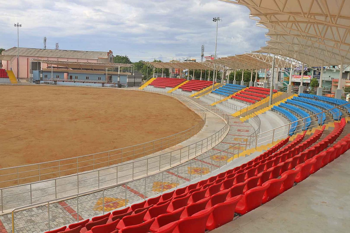 அதிமுக ஆட்சியின் ஸ்மார்ட் சிட்டி திட்டத்தின் மற்றுமொரு அவலம்.. சிறு மழைக்கே இடிந்து விழுந்த மைதான கேலரி !