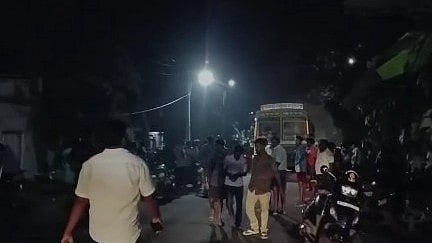 லாரி சக்கரத்தில் சிக்கிய மனைவி.. சாலையில் கணவன் கண் எதிரே நடந்த கொடூர சம்பவம்!