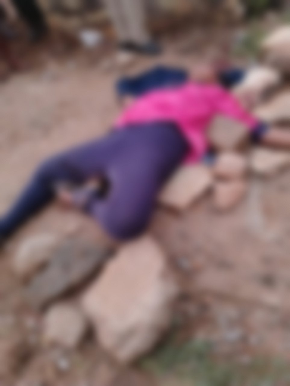 வளைவில் வேகமாக திரும்பிய பேருந்து.. சாலையில் தூக்கியெறியப்பட்ட இளம்பெண்.. இறுதியில் நடந்த பயங்கரம் !