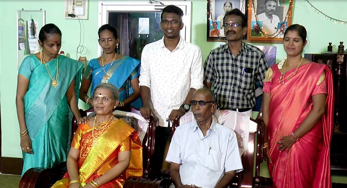 வெளியே வெண்கலம்.. உள்ளே சிலிக்கான்.. இறந்த மனைவிக்கு சிலை வைத்த 70 வயது முதியவர்:நினைவு நாளில் நெகிழ்ச்சி