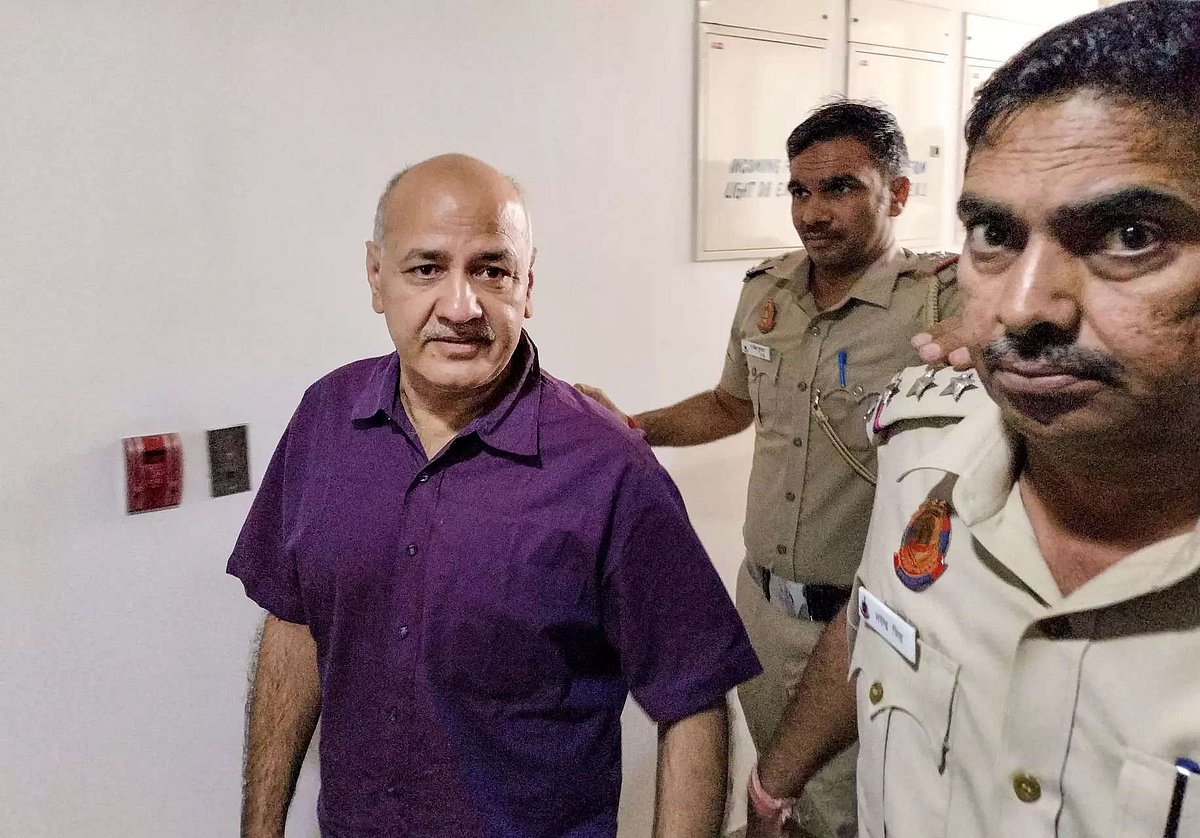 CBI நீதிமன்றத்தில் மனிஷ் சிசோடியாவின் கழுத்தை பிடித்து இழுத்து சென்ற டெல்லி போலிஸ்: ஆம் ஆத்மி கண்டனம்!