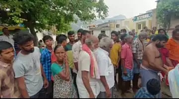 தாயின் இரகசிய உறவால் கடுப்பான மகள்:ஒரு கிராமத்துக்கே தீ வைத்த கொடூரம் -19 வயது மகள் செயலின் பின்னணி என்ன?