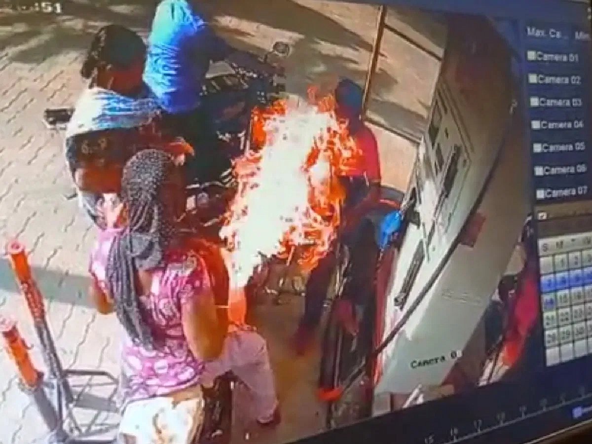 மக்களே எச்சரிக்கை ! பெட்ரோல் பங்கில் மொபைல் போன்.. திடீரென பற்றிய தீ.. இளம்பெண் பரிதாப பலி !