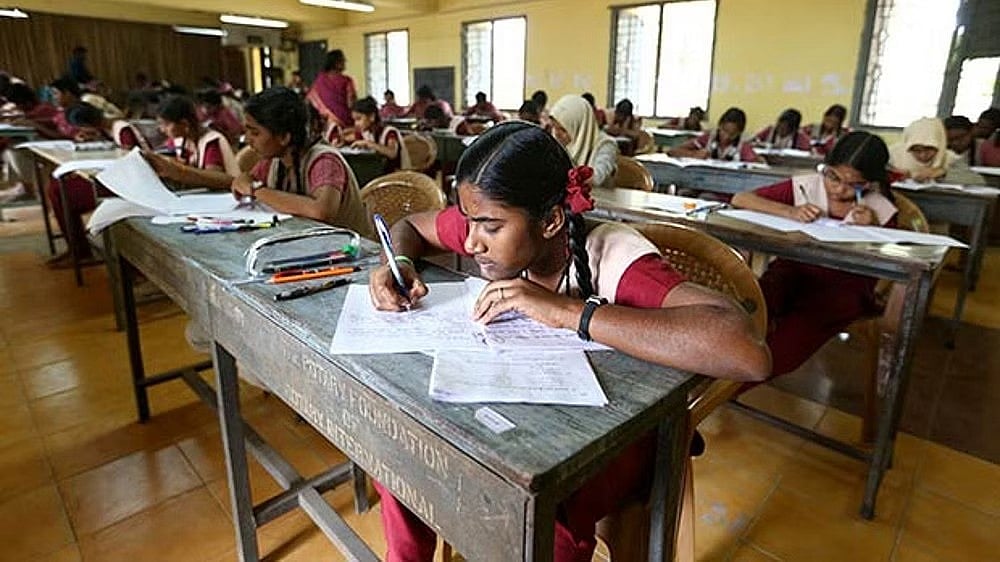 +2 தேர்வில் வரலாற்று சாதனை.. 600/600 மதிப்பெண் பெற்ற கூலி தொழிலாளியின் மகள்.. குவியும் பாராட்டுகள் !