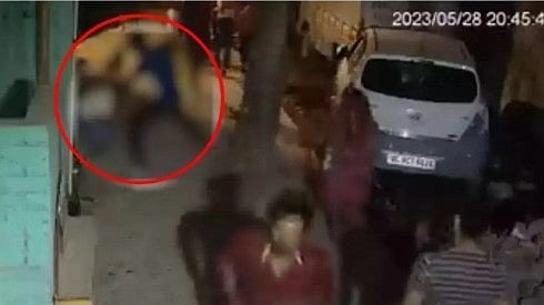 நடுரோட்டில் 16 வயது சிறுமியை குத்திக் கொலை செய்த 20 வயது வாலிபர்.. டெல்லியில் நடந்த அதிர்ச்சி சம்பவம்!