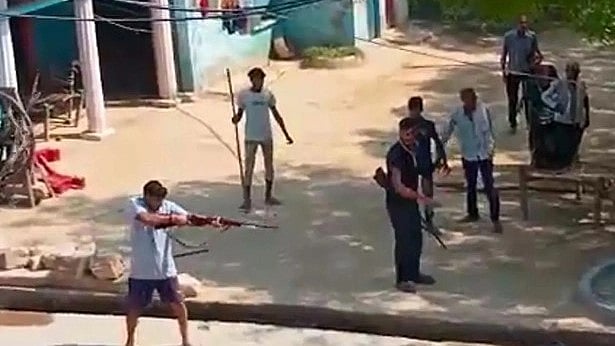 ஒரே குடும்பத்தைச் சேர்ந்த 6 பேர் பட்டப்பகலில் சுட்டுக் கொலை.. பாஜக ஆளும் மாநிலத்தில் நடந்த கொடூர சம்பவம்!