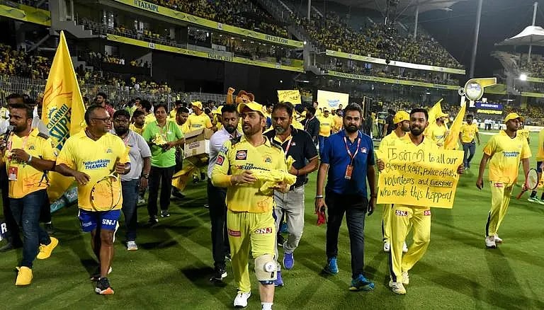 தோனியிடம் ஆட்டோகிராப் கேட்ட ஜாம்பவான்.. அதிர்ந்த கிரிக்கெட் உலகம்.. சேப்பாக்கத்தில் நடந்தது என்ன ?