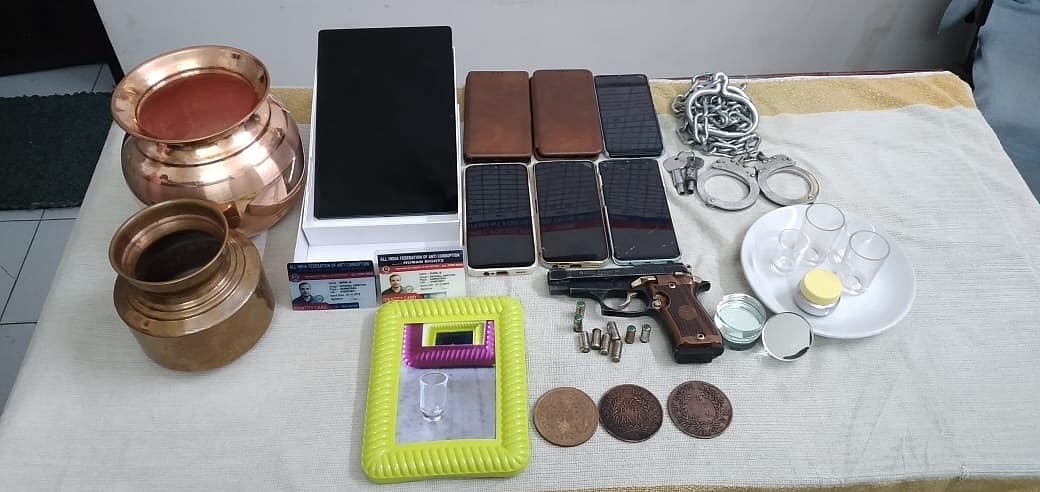 நிர்வாணமாகக் காட்டும் கண்ணாடி..  'சதுரங்க வேட்டை' படம் பாணியில் நூதன மோசடி: போலிஸிடம் சிக்கிய 4 பேர்!