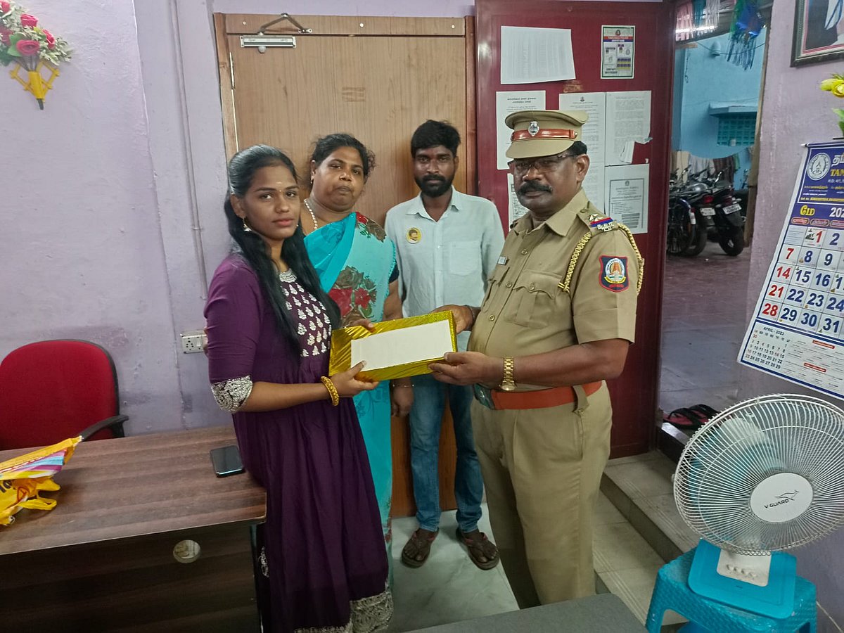 கேட்பாரற்று கிடந்த 4 பவுன் தங்க நகை.. காவல்நிலையத்தில் ஒப்படைத்த இளம் பெண்ணுக்கு குவியும் பாராட்டு!