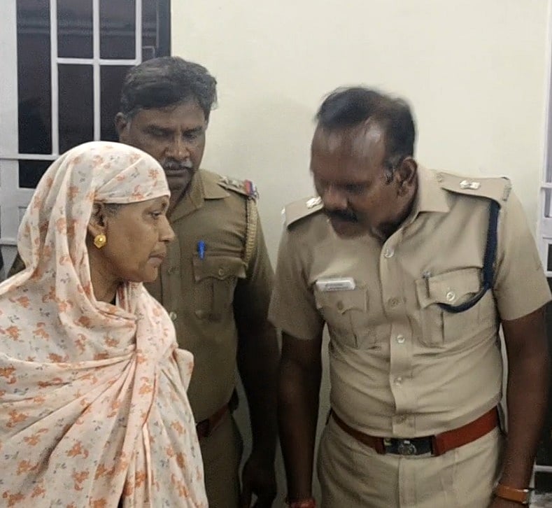 பேரம் பேசிக்கொண்டே தங்க நகைகளை தவறவிட்ட 63 வயது மூதாட்டி.. மீட்டுக்கொடுத்த போலிசாருக்கு குவியும் பாராட்டு
